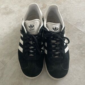 Adidas Gazelle
Fits a size 7